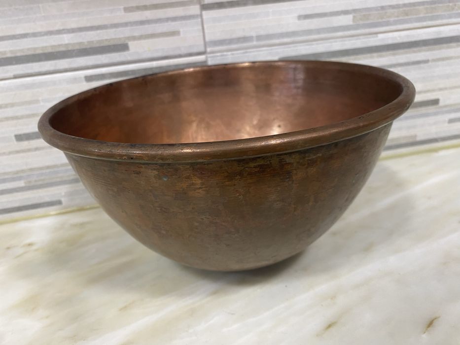 Maquina antiga de cozinha com taça de cobre