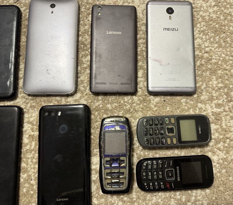 Старые мобильные телефоны и планшет
