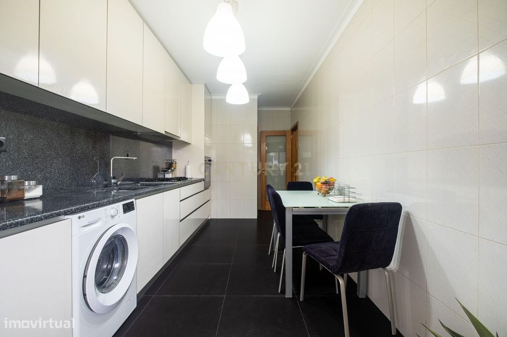 Apartamento T3 Renovado, com aquecimento central, varanda e lugar de g