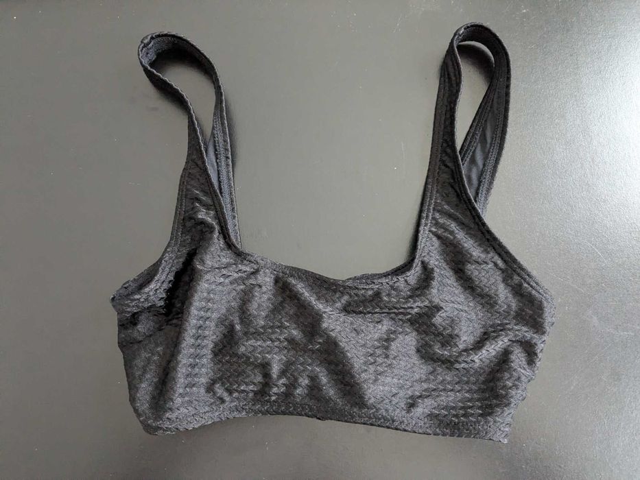 Czarna góra od bikini rozm. 140