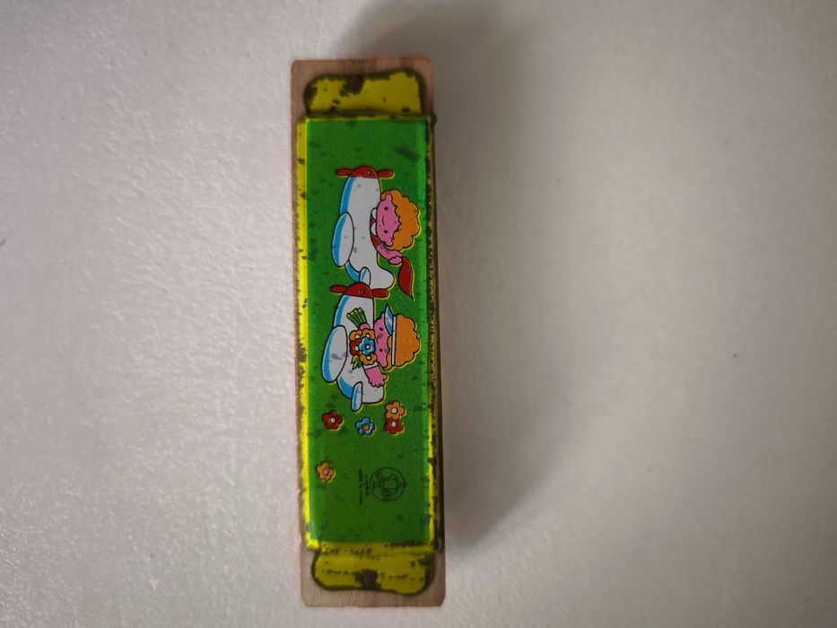 Antiga harmónica de tamanho infantil