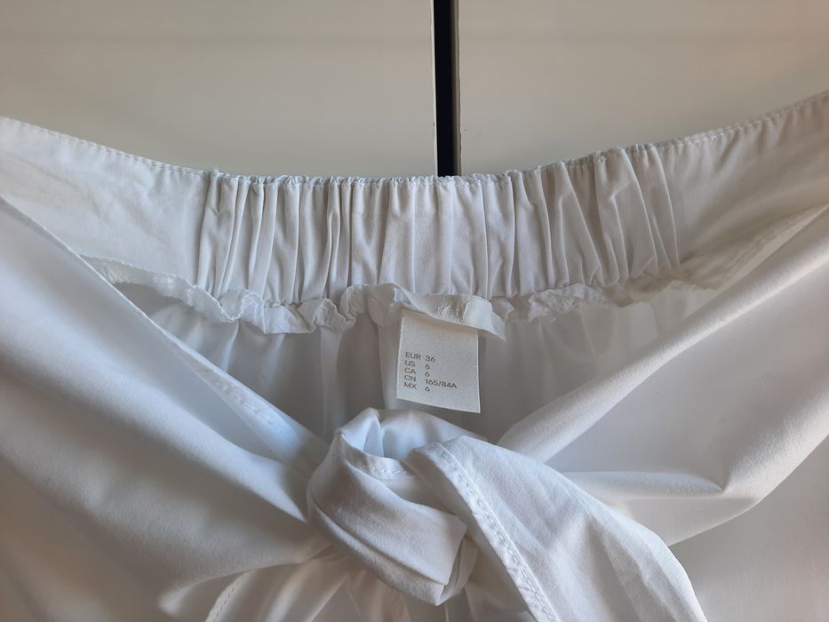 Camisa branca sem ombros da H&M