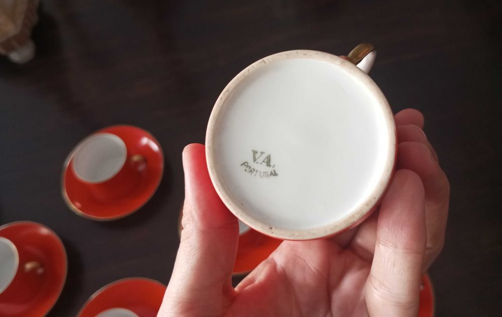 Antigo conjunto de 12 chávenas de café em porcelana Vista Alegre