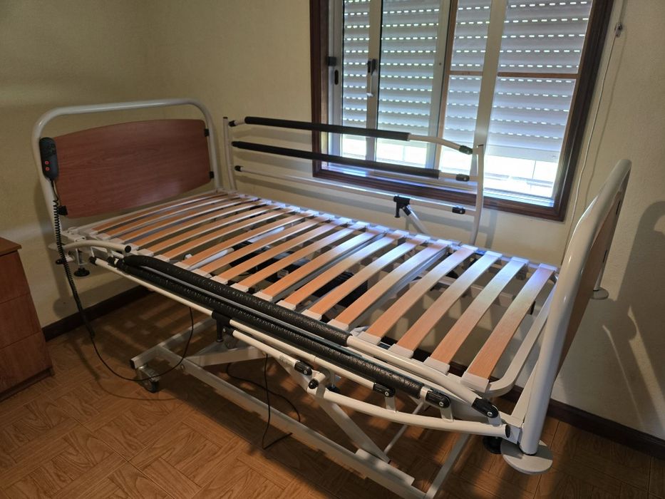 Cama articulada mais mesa de apoio