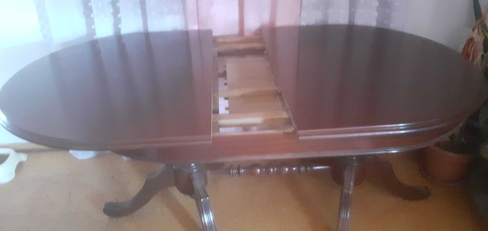 DINING TABLE (excellent condition - see photos)64284167467138124
