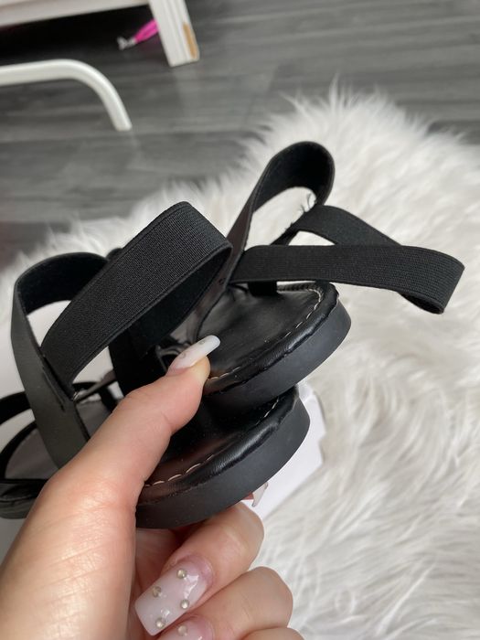 Czarne sandały na płaskiej podeszwie klapki 36