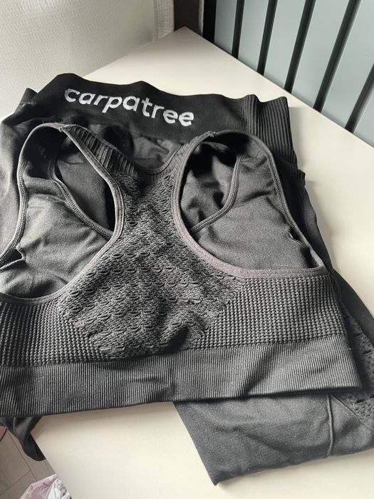 Czarny bezszwowy komplet na siłownie carpatree legginsy biustonosz