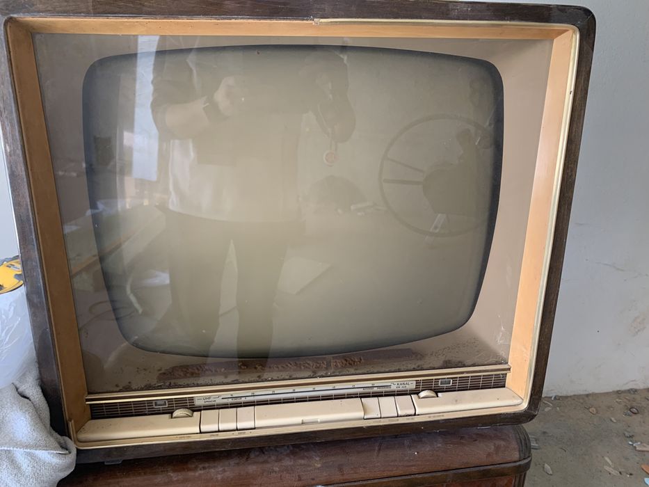 Televisão antiga a funcionar