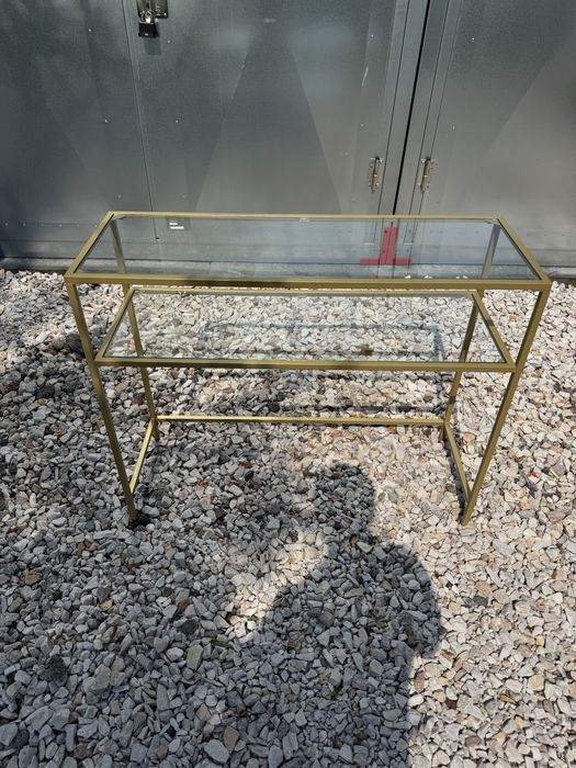 Metalowy stolik zloty z dwoma szklanymi blatami