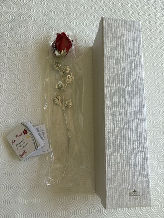 Rosa vermelha Bagutta