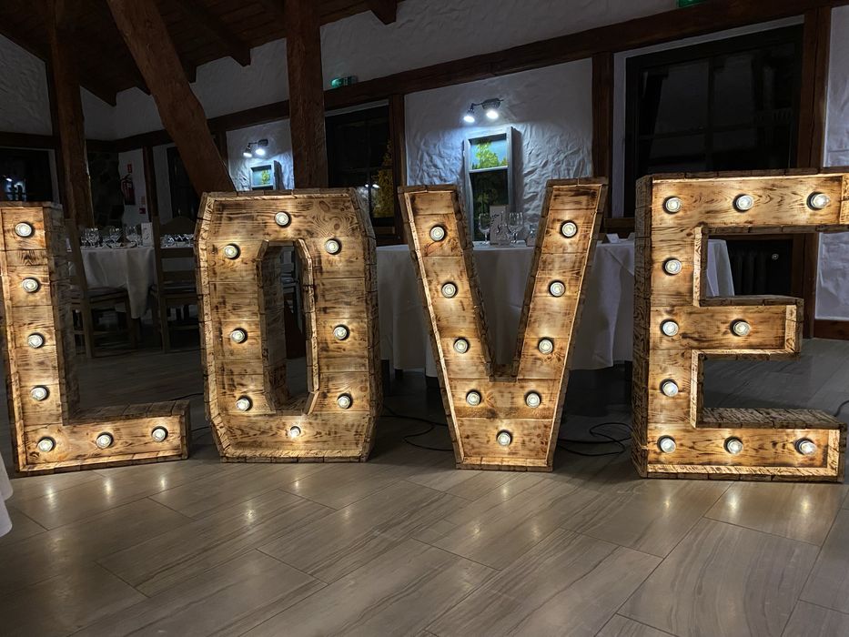 Duży napis  LOVE podświetlany z drewna