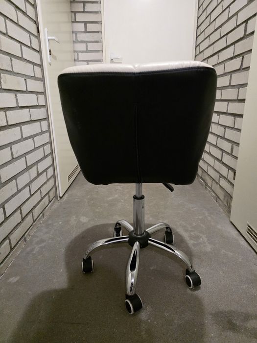 Fotel obrotowy na kółkach