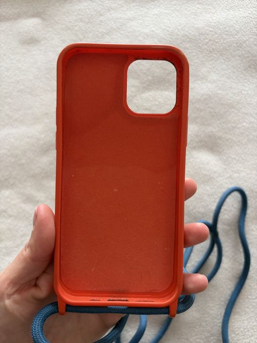Capa Iphone 12 laranja com cordao azul