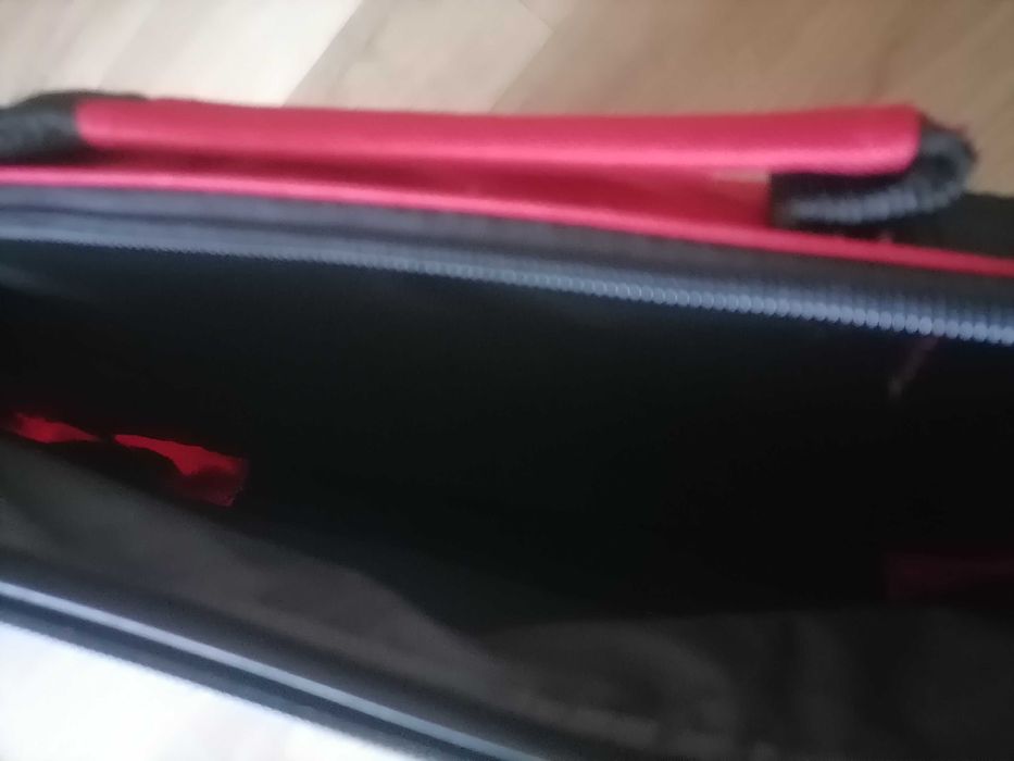 Czerwona torba na laptopa