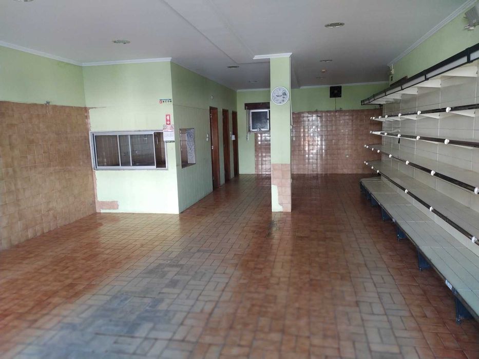Loja para Arrendamento em Fernão Ferro