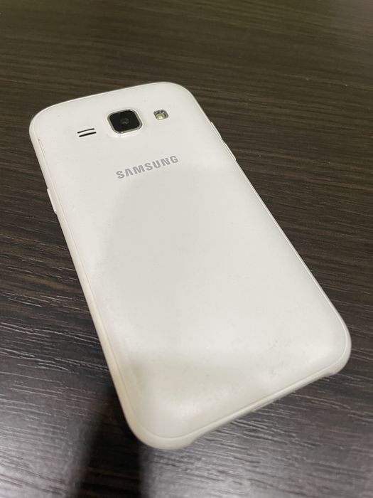 Телефон Samsung Galaxy J1 J100H