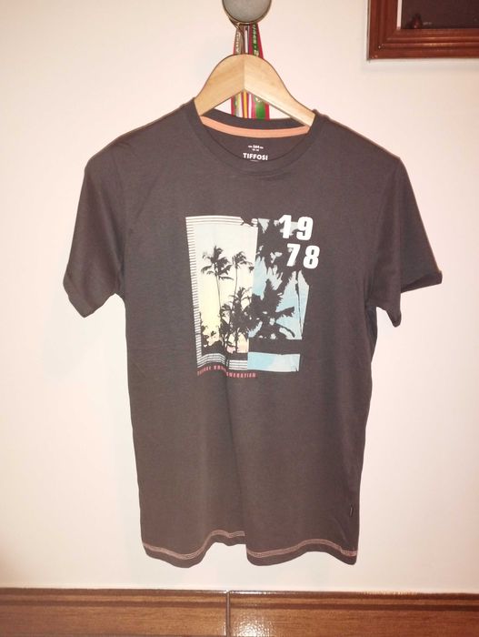 T shirt preta de marca