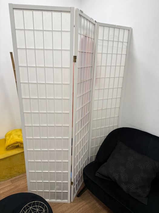 Biombo de madeira e tecido branco