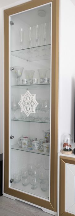 Vitrina de sala - branco e dourado com prateleiras em vidro