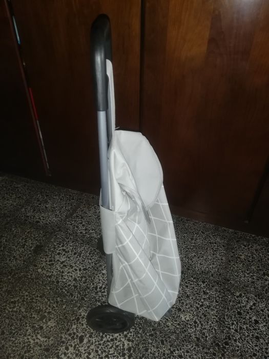 Carrinho transporte compras.