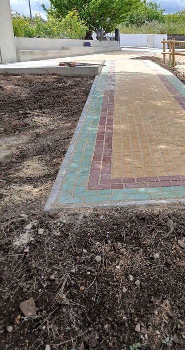 Faço pavimentos em pavê e lancil