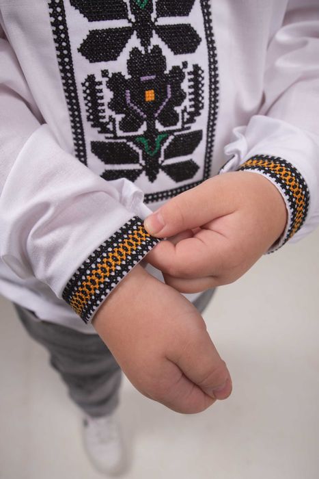 Вишиванка на хлопчика з чорною вишивкою