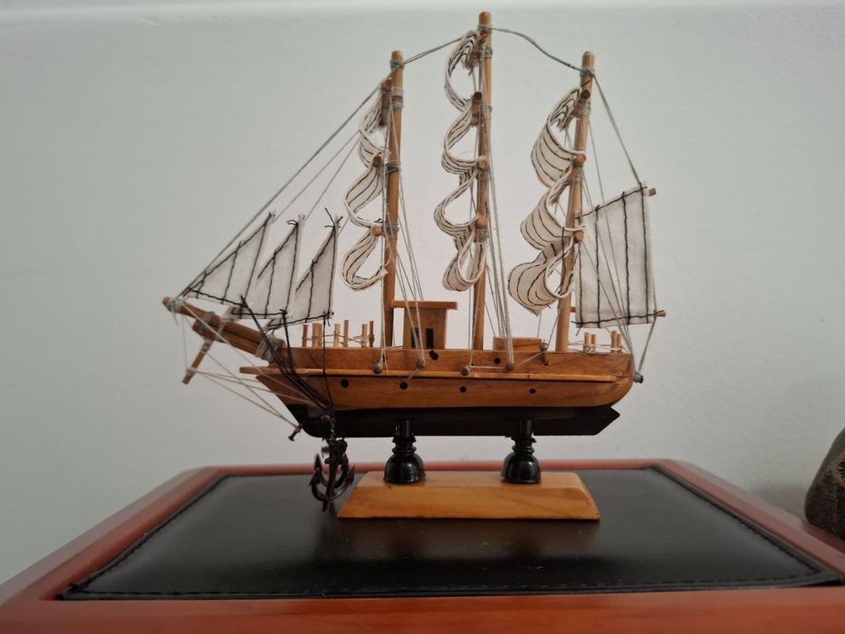 Veleiro  + porta chaves  + caneta