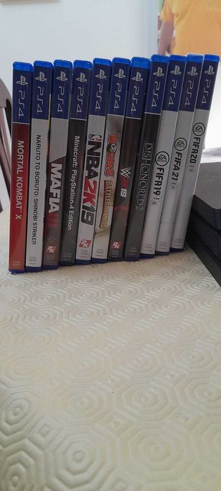 Playstation 4 1TB Black com comando e 11 Jogos