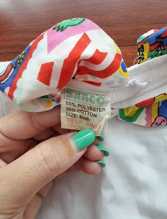 Conjunto camisa e jardineiras com padrão multicolorido de palhaços, 6m