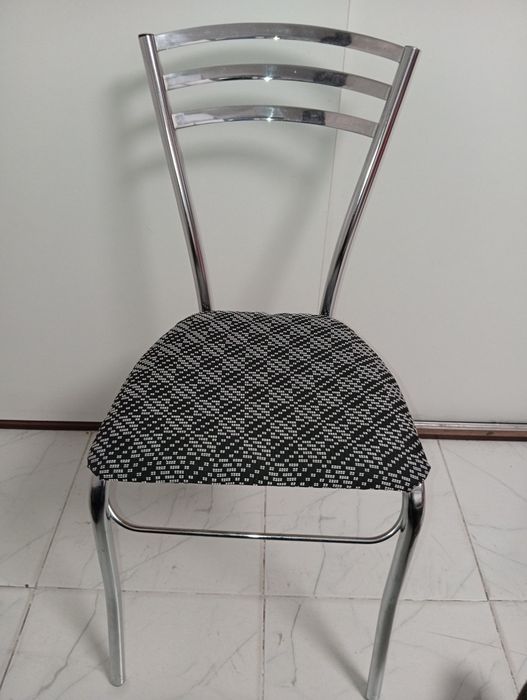 Стілець кухонний на металевому каркасі (хром)