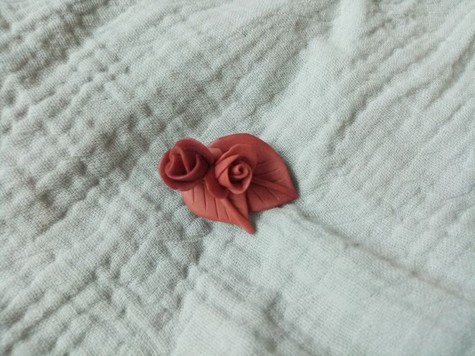 Róża, broszka z modeliny. PRL