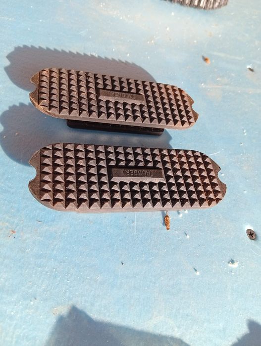 Vende se borrachas para estribos da sela dos cavalos