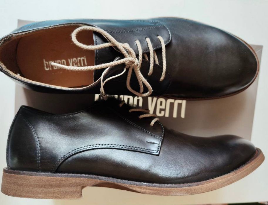 Sapatos de couro Bruno Verri.
