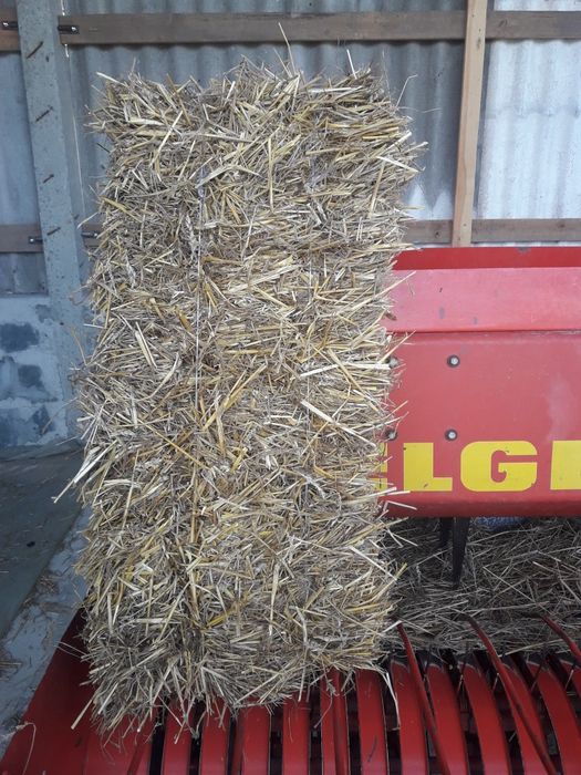 Продам солому та сіно в тюках.
