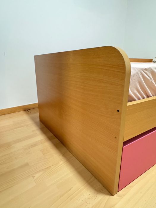 Cama de solteiro + Mesa de Cabeceira | Bom estado