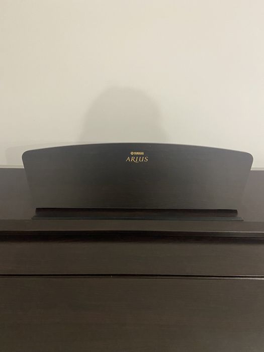 Piano Yamaha Arius