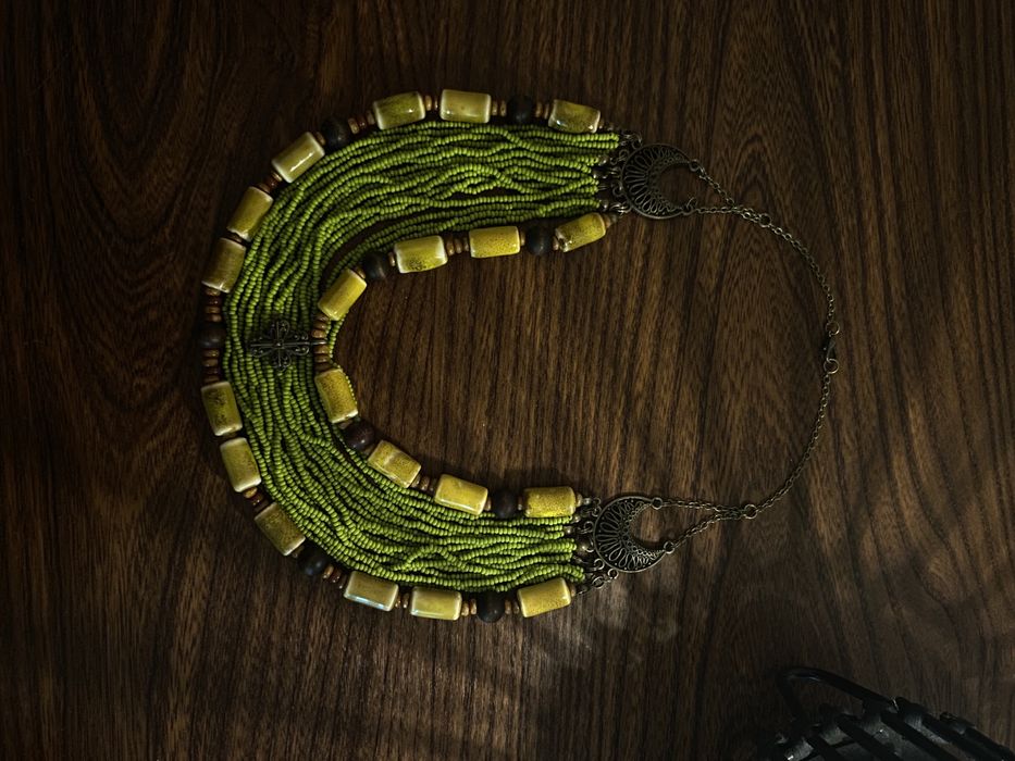 Прикраса на шию. Ручна робота.