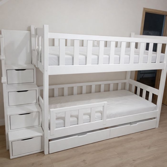 Łóżko piętrowe ze schodami