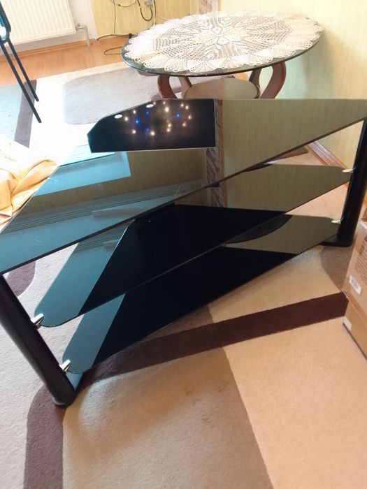 Столик кутовий. Тумбочка скляна для телевізора. В ідеальному стані.