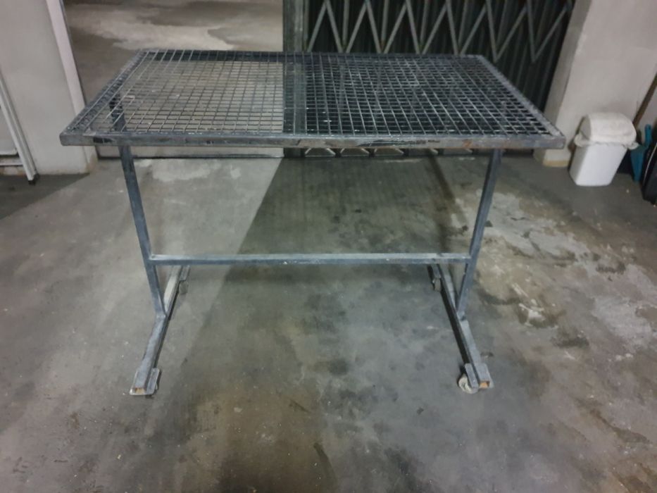 Mesa de Ferro em rede e com rodas
