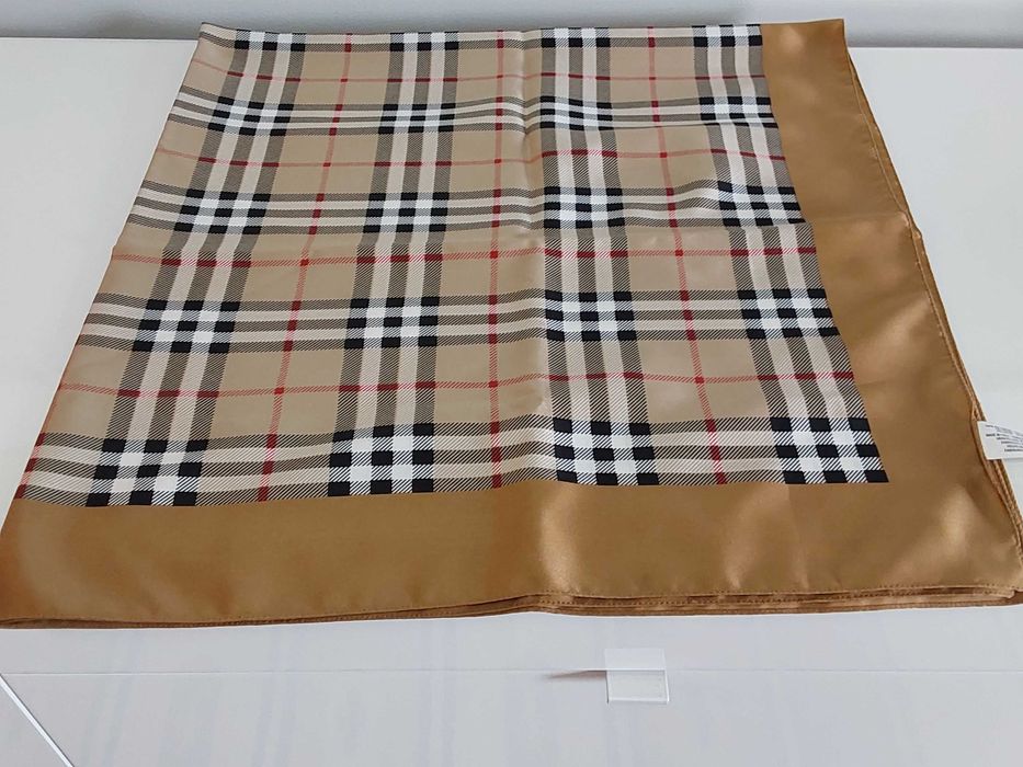 Lenço Novo inspirado no icónico design da Burberry.