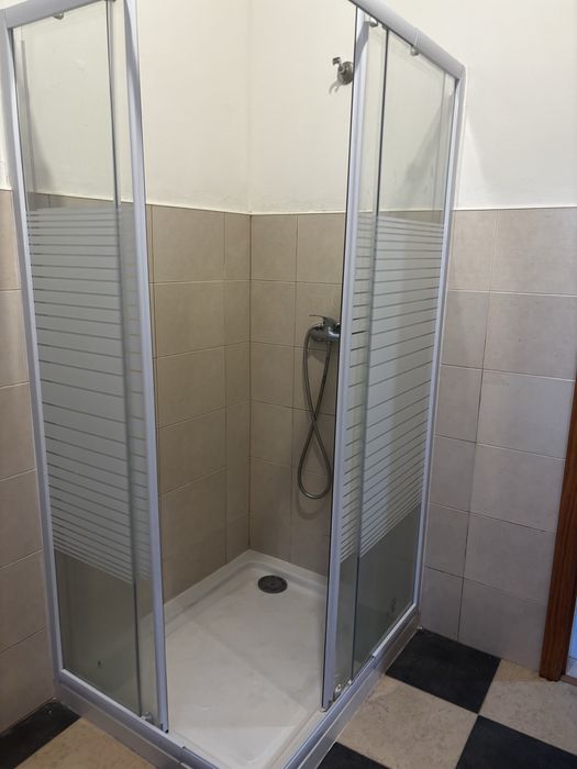 Alugo ao quarto , 4 quartos