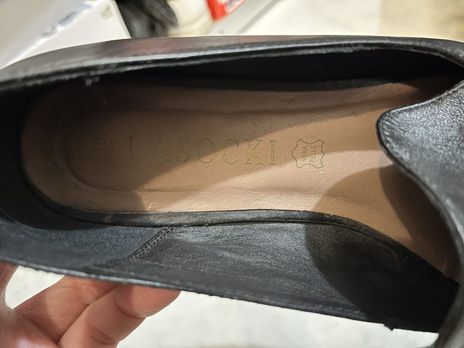 Mokasyny damskie czarne skórzane ze złotą klamrą Lasocki r. 39