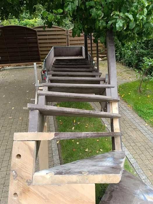 Schody sosnowe zabiegowe do renowacji lub przerobienia lewe