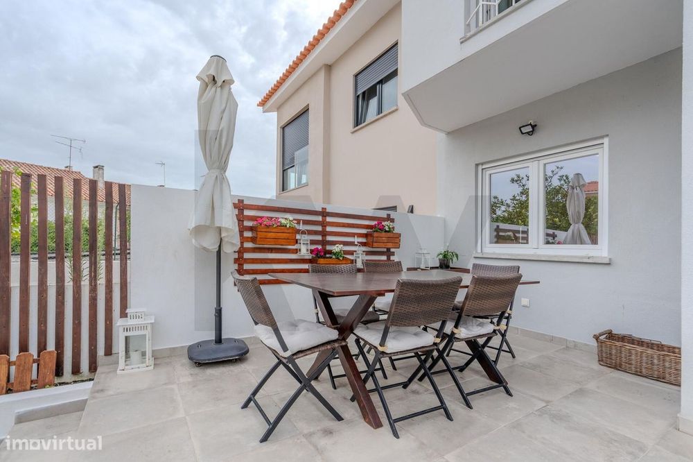 Moradia T3 Remodelada com Jardim, Terraço e Garagem em São Domingos de