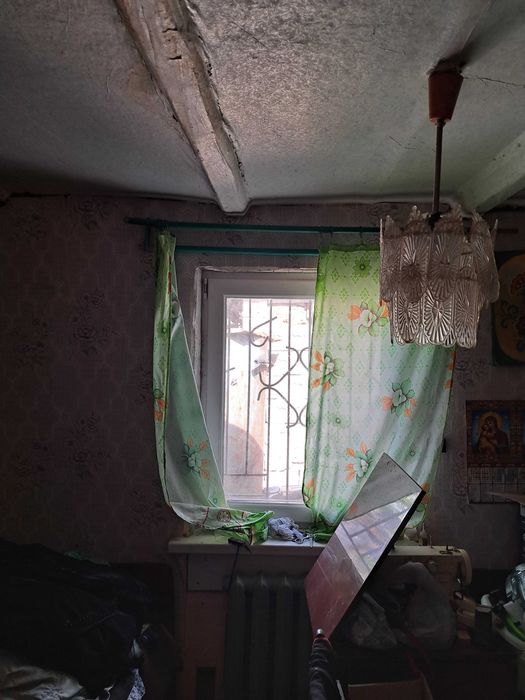 Житловий будинок з меблею та побутовою технікою.