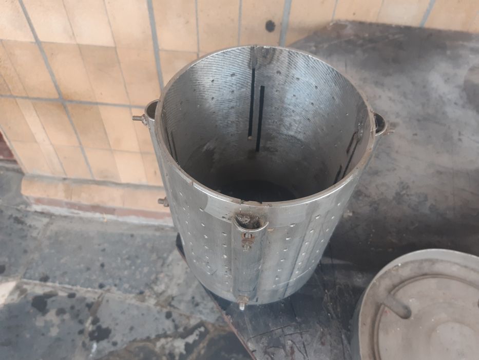 Соковыжымалка из нержавеющей стали.