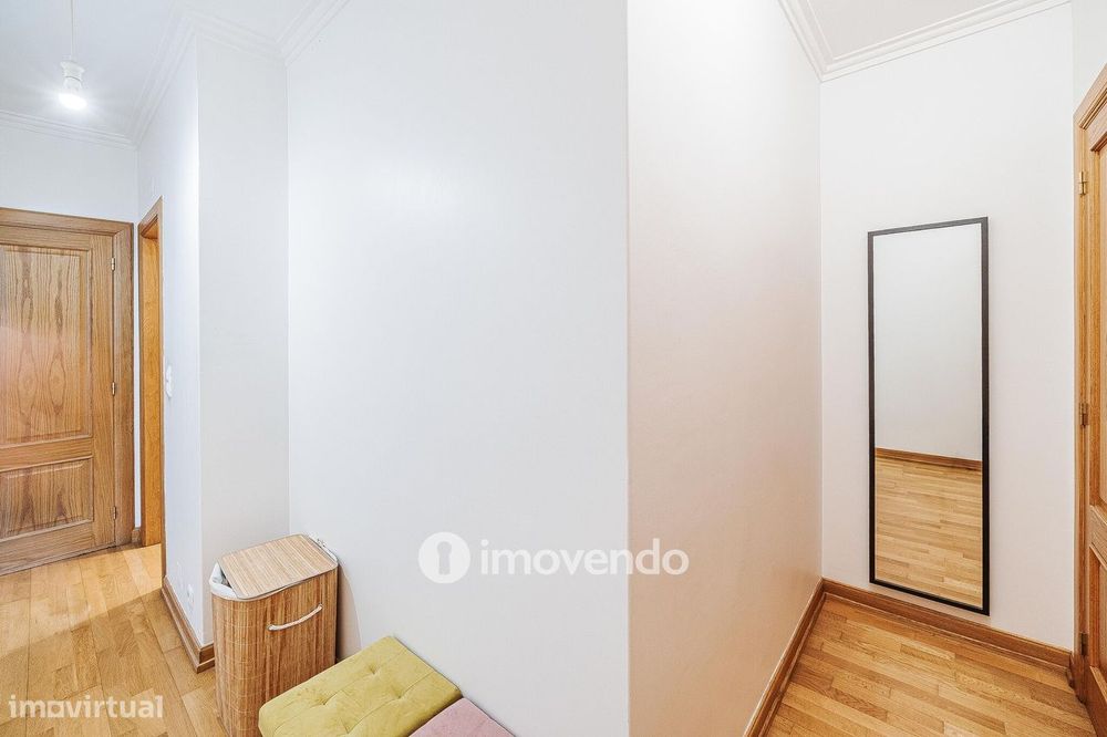 Apartamento T3 com estacionamento, no Condomínio Jardim da Lomba