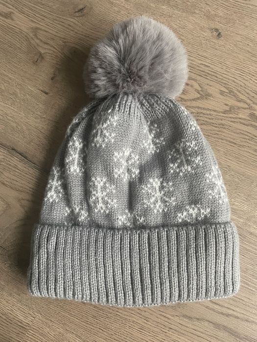 Шапка серая с помпоном
