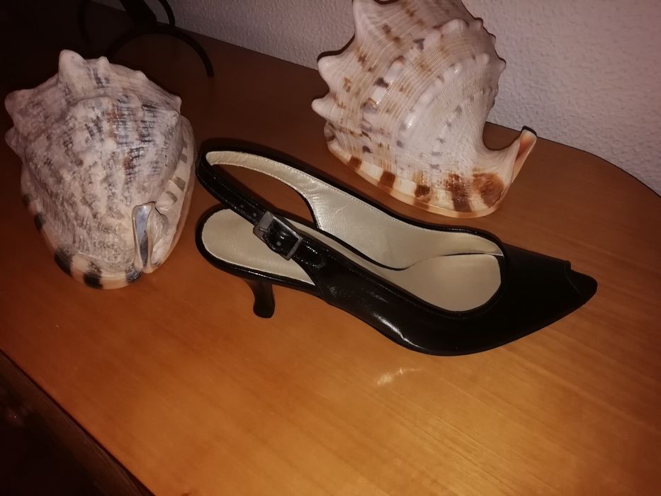 Sapatos de senhora novos todos em pele, verniz preto
